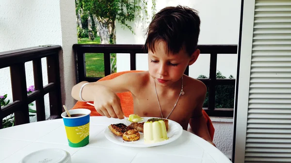 Little boy eats — Stock Photo, Image