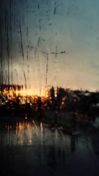 Lluvia fuera de la ventana — Foto de Stock