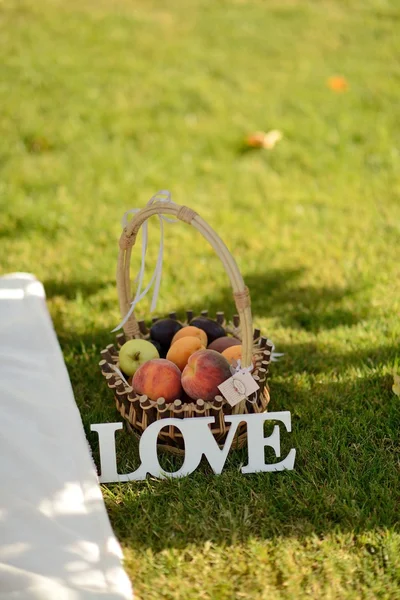 Cesto di pesche — Foto Stock