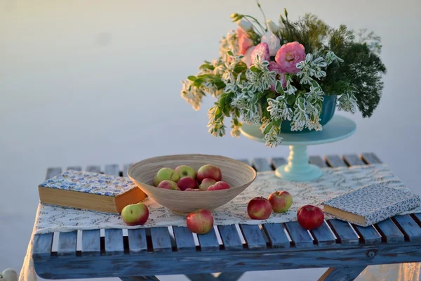 Äpfel und Blumen — Stockfoto