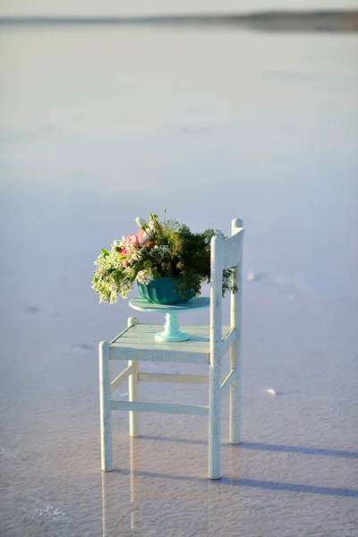 Sedia e fiori — Foto Stock