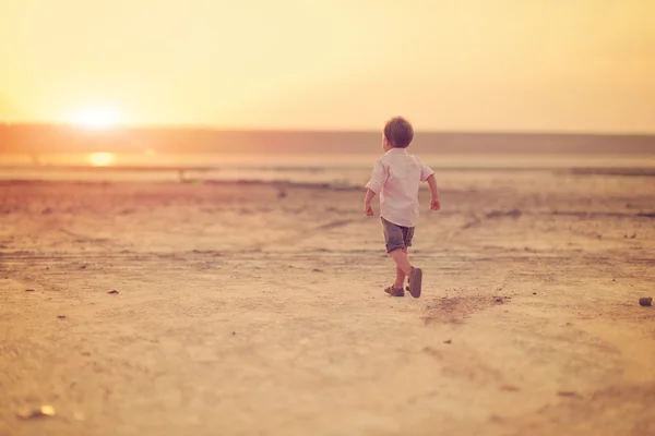Dziecko i zachód słońca — Zdjęcie stockowe
