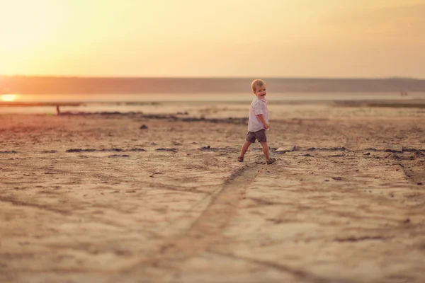 Bébé et coucher de soleil — Photo