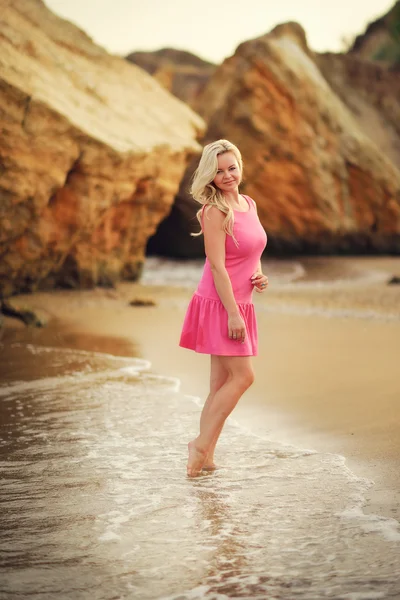 Krásná blondýnka na moři — Stock fotografie