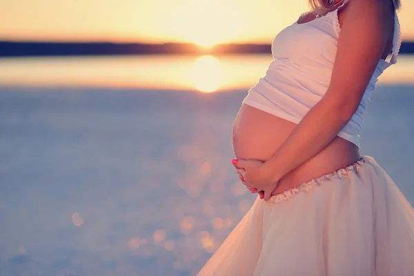 Embarazada al atardecer — Foto de Stock