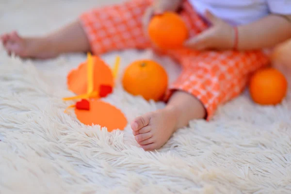 Niño y naranja — Foto de Stock