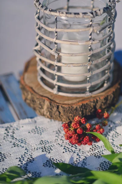 テーブルの上の cloudberries — ストック写真