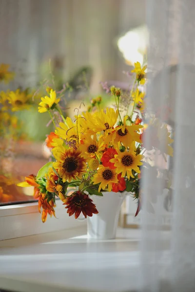 Zonnebloemen in een vaas — Stockfoto