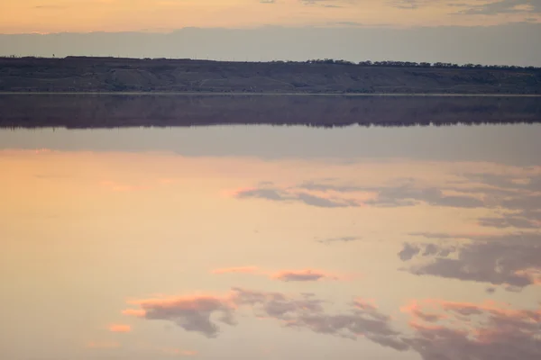 Coucher de soleil sur la rivière — Photo