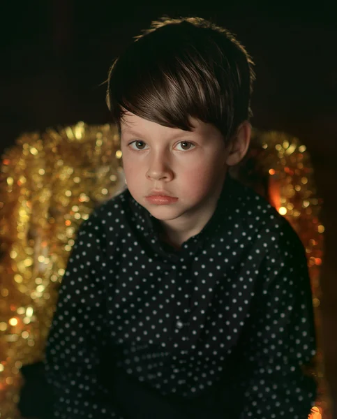 Retrato de un niño con una camisa negra —  Fotos de Stock