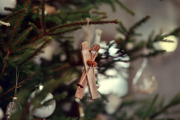 Albero di Natale con giocattoli — Foto Stock