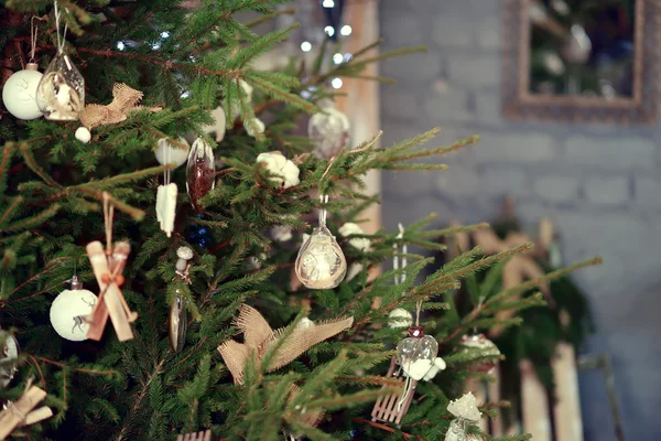 Julgran med leksaker — Stockfoto