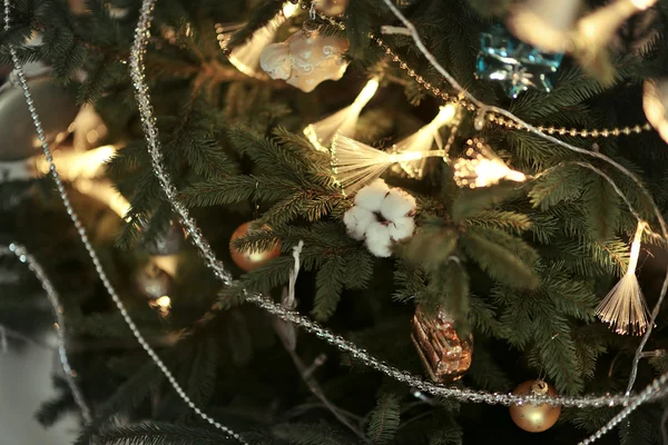 Árvore de natal com brinquedos — Fotografia de Stock