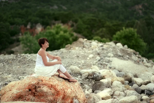 岩の上の女性 — ストック写真
