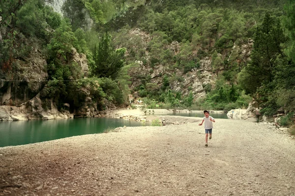 Garçon près de la rivière — Photo