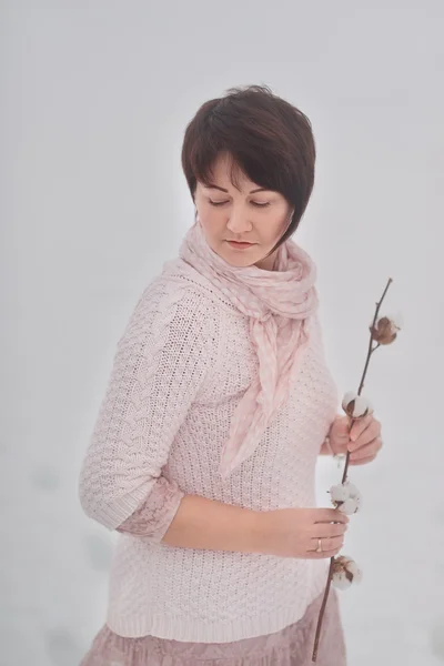 Mujer y nieve — Foto de Stock