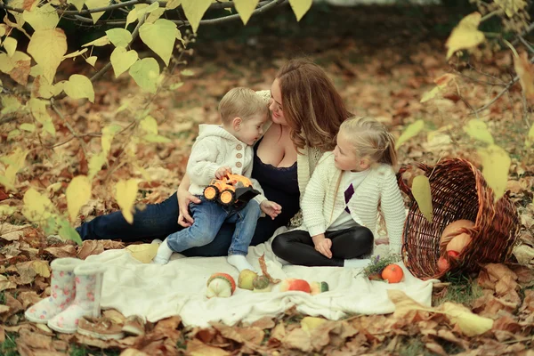 Familj i skogen höst — Stockfoto