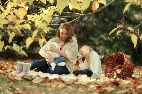 Famiglia nella foresta autunnale — Foto Stock