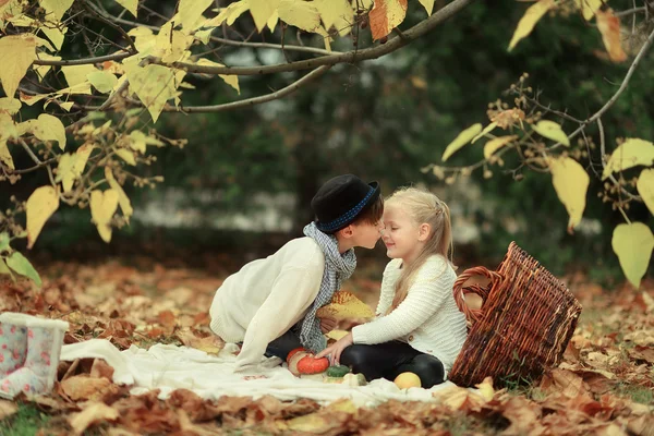 Děti v podzimním lese — Stock fotografie