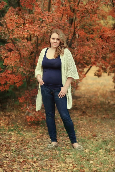 Mujer en bosque de otoño —  Fotos de Stock