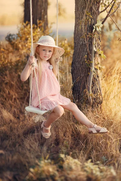 Dívka na houpačce — Stock fotografie