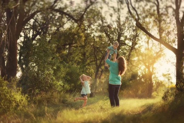 Mutter mit Kindern im Wald — Stockfoto