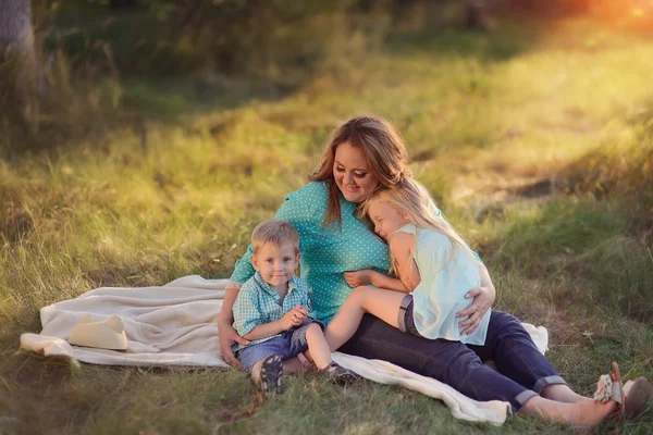 Mutter mit Kindern im Wald — Stockfoto