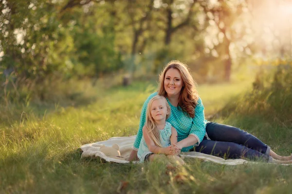 Mutter und Tochter im Wald — Stockfoto