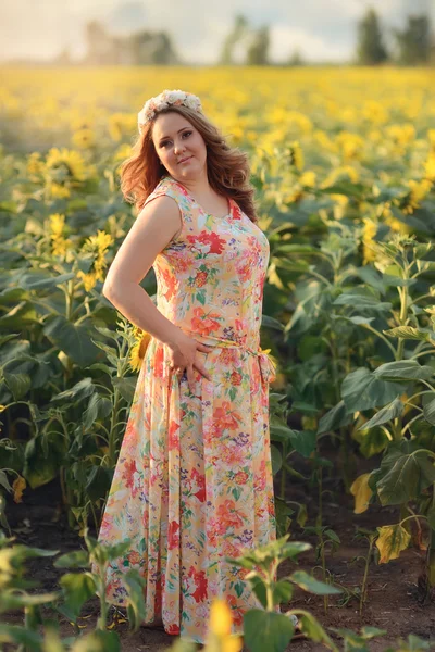 Woman and sunflower — Stock Photo, Image