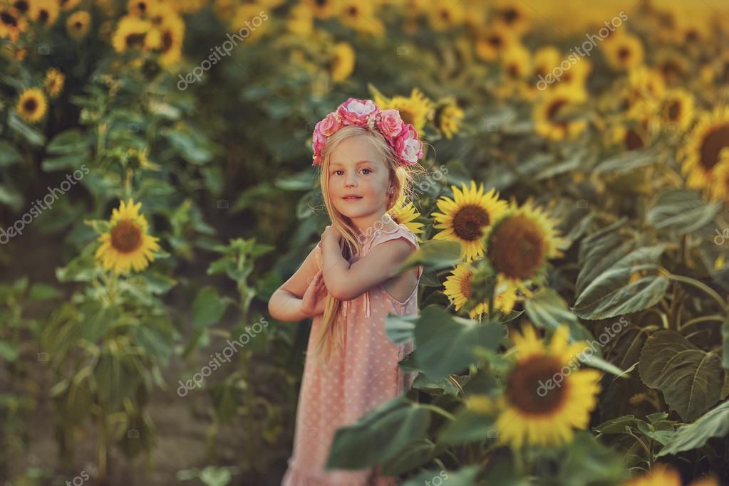 https://st2.depositphotos.com/1449553/6342/i/950/depositphotos_63421013-stock-photo-girl-in-sunflowers.jpg