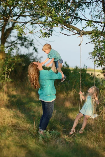 Moeder met kinderen in het bos — Stockfoto