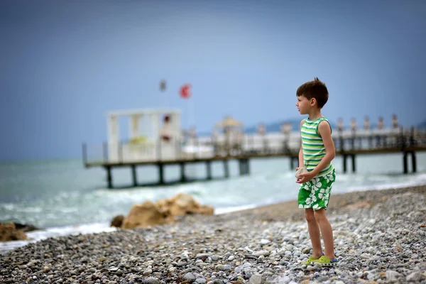 Pojke och havet — Stockfoto