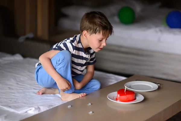 Kind und Kuchen — Stockfoto