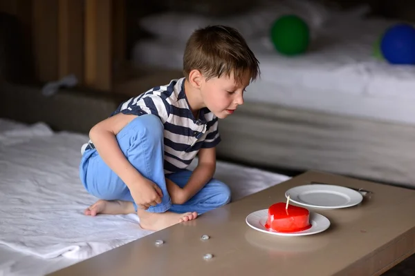 Niño y pastel — Foto de Stock