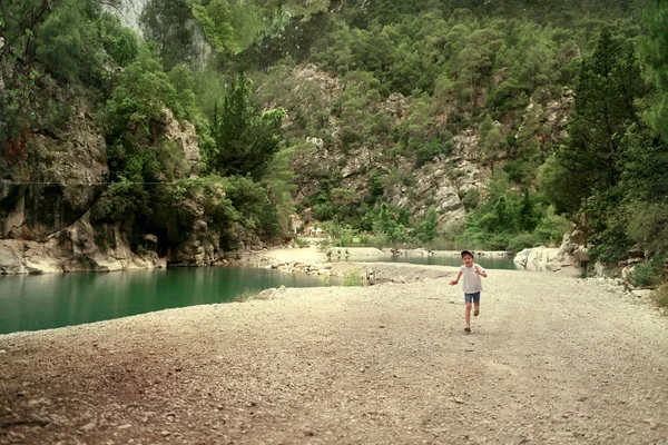 Garçon près de la rivière — Photo