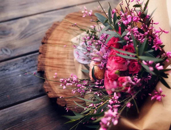 Ramo de rosas sobre mesa de madera — Foto de Stock