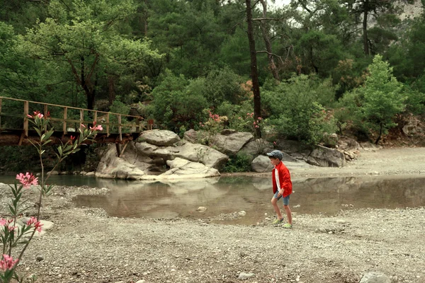 Niño junto al río — Foto de Stock