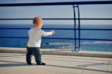 Küçük kızıl saçlı çocuk