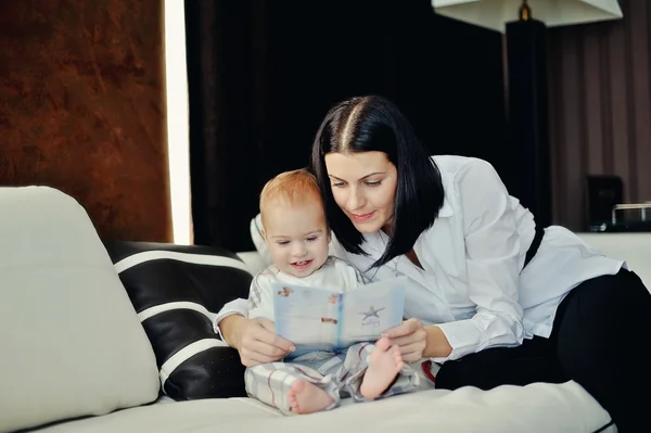 Mère avec bébé — Photo