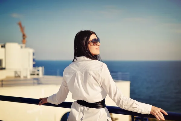 Girl in sunglasses at sea — Stock Photo, Image