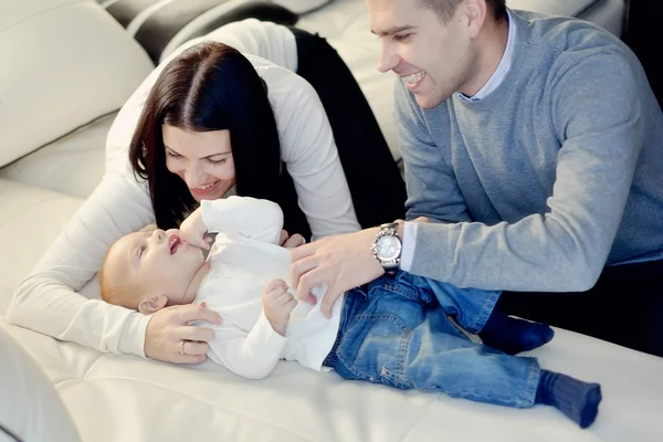 Famille avec jeune fils — Photo