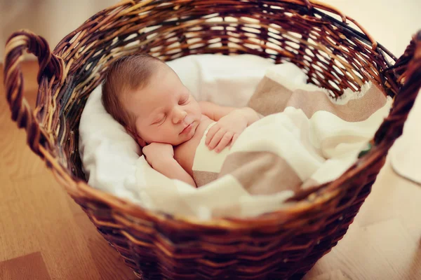 Baby in een mand — Stockfoto