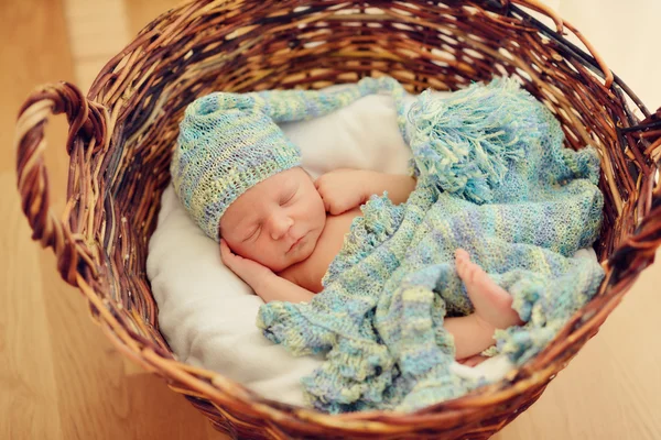 Bebé en una cesta — Foto de Stock
