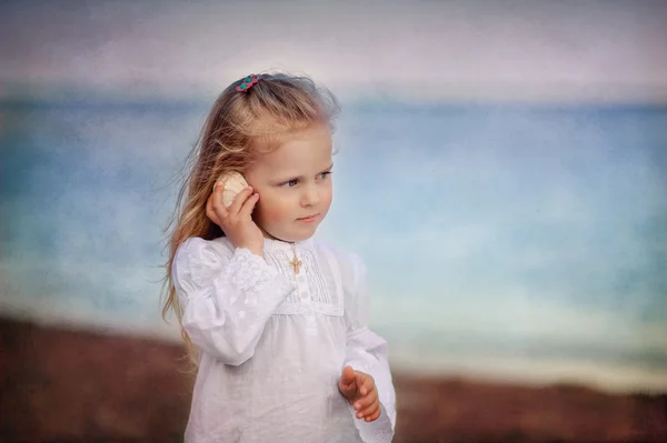 Kleines Mädchen auf dem Meer — Stockfoto