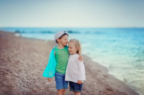 Kız kucaklayan ve bir çocuk öpücük — Stok fotoğraf