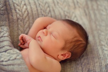 kürk yatağında uyuyan bebek