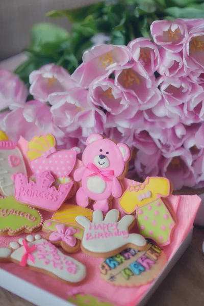 Biscoitos coloridos e tulipas — Fotografia de Stock