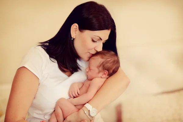 Mamma med ett litet barn — Stockfoto