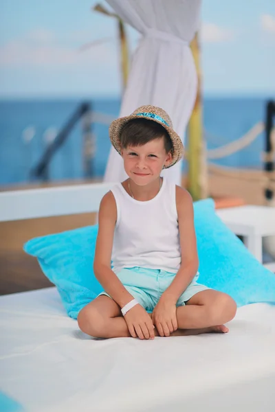 Niño con sombrero —  Fotos de Stock