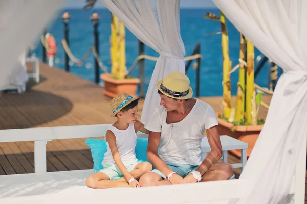 Pai e filho junto ao mar — Fotografia de Stock